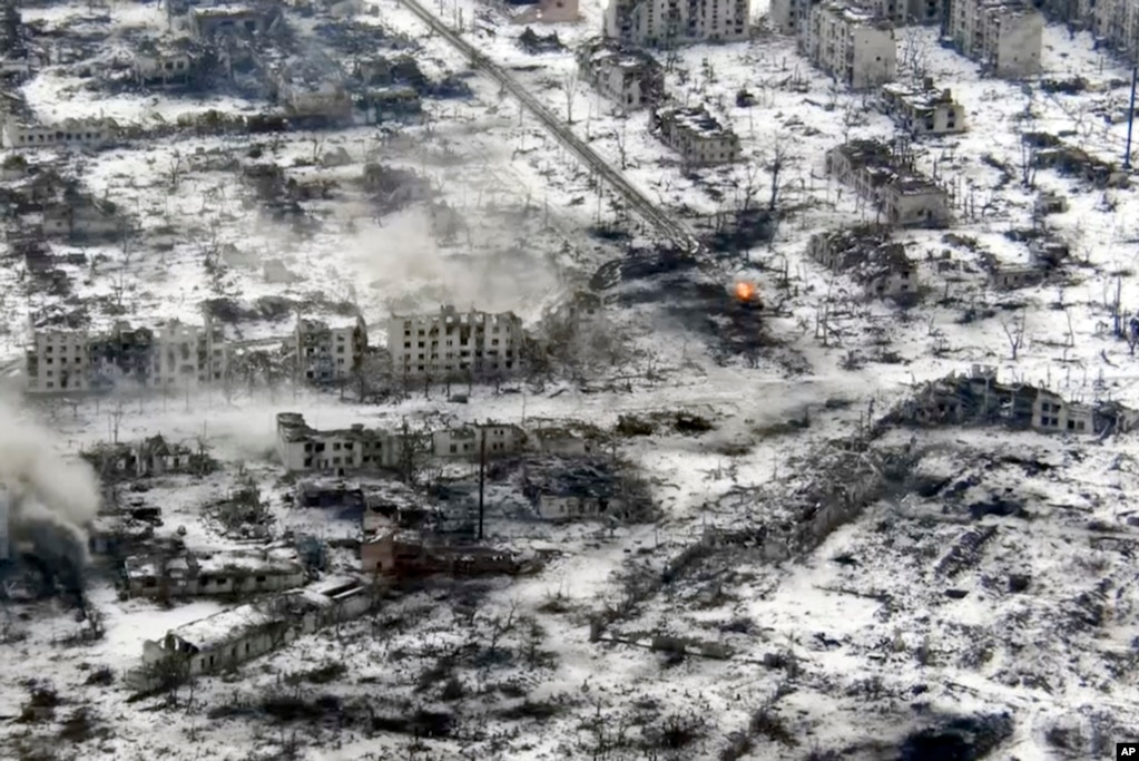Le riprese dei droni di febbraio hanno mostrato la devastazione di Maryinka, che prima della guerra aveva una popolazione inferiore a 10.000 abitanti.  La cattura della città strategica apre potenzialmente un nuovo corridoio per l’avanzata delle truppe russe nella regione di Donetsk.