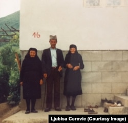 Milleta Ceroviq, serb nga Bellopoja e Pejës, së bashku me familjarë para shtëpisë së tij (arkiv personal para vitit 1997).