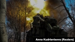 Українські військовослужбовці ведуть вогонь із самохідної гаубиці 2С5 «Гіацинт-С» по російських військах біля Бахмута, 5 березня 2023 року.
