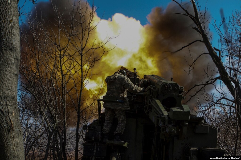 Ushtarët ukrainas duke gjuajtur me një obus 2S5 Giatsint-S në drejtim të trupave ruse.