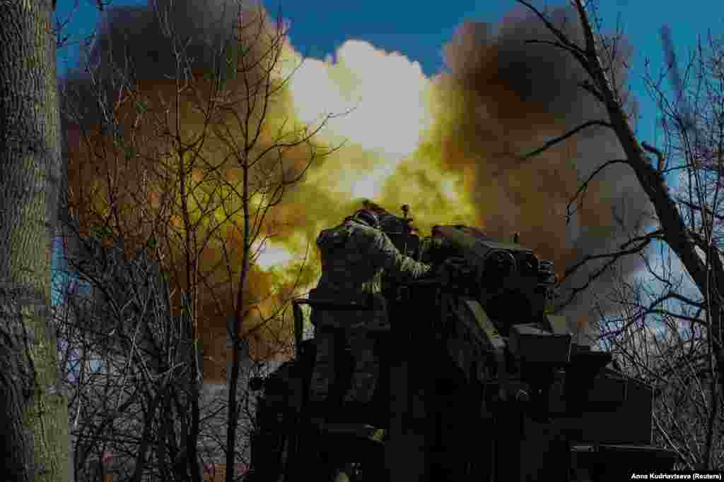 Українські військові ведуть вогонь із самохідної гаубиці 2С5 Гіацинт-С у бік російських військ