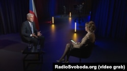 Presidenti i Republikës Çeke, Petr Pavel, dhe gazetarja Nataliya Sedletska gjatë intervistës në studion e Radios Evropa e Lirë në Pragë, 14 qershor 2023.