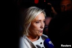 Liderja e ekstremit të djathtë, Marine Le Pen, duke folur me gazetarët pas rundit të dytë të zgjedhjeve parlamentare.