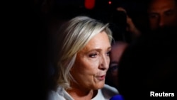 Liderul de extrema-dreaptă Marine Le Pen, discută cu jurnaliștii după aflarea rezultatelor parțiale ale celui de al doilea tur de scrutin al alegerilor parlamentare din Franța.