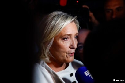 Liderja e ekstremit të djathtë, Marine Le Pen, duke folur me gazetarët pas rundit të dytë të zgjedhjeve parlamentare.