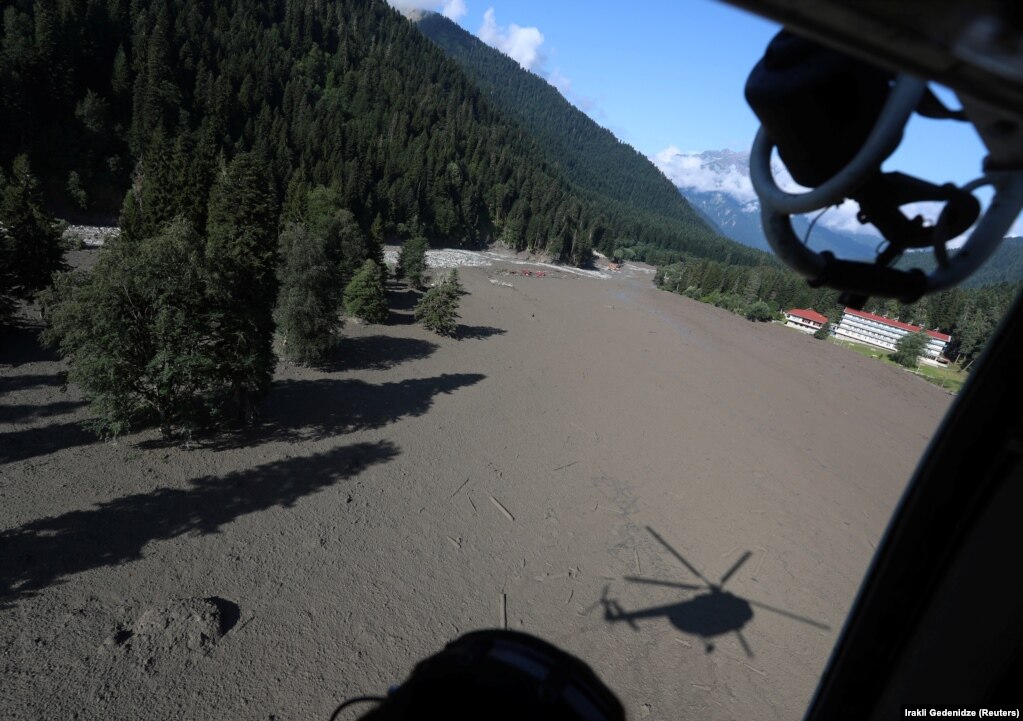 Il sito di una frana nella località di Shovi in ​​Georgia visto da un elicottero il 4 agosto.