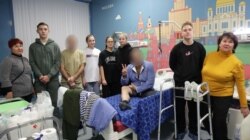 Семиклассники из гимназии №8 принесли связанные "чулки на культи" в госпиталь. Россия, архивное фото