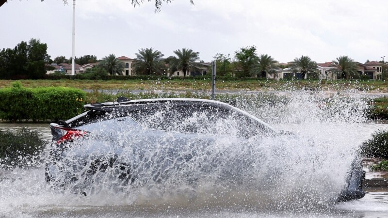 Дубаи под вода: поплавени се автопатите и аеродромот