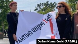 Vanja Macanović (levo) sa transparetnom "Pamtimo ubijene žene" ispred Narodne skupštine, 17. maj 2024.