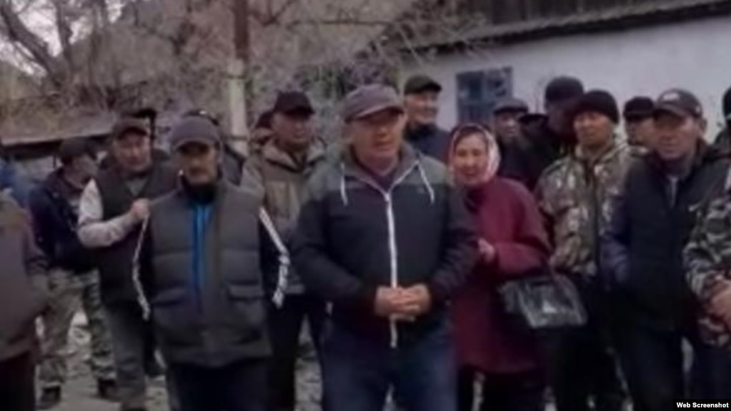 Жители села Маралды протестуют против строительства фабрики по обработке золота, Восточный Казахстан, 7 апреля 2023 года. Скриншот