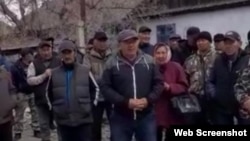Жители села Маралды протестуют против строительства фабрики по обработке золота, Восточный Казахстан, 7 апреля 2023 года. Скриншот видео