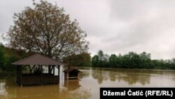 Civilna zaštita u Bihaću je pozvala građane da preduzmu preventivne mjere izmještanja stvari i imovine iz stambenih i poslovnih objekata koji bi mogli biti poplavljeni.