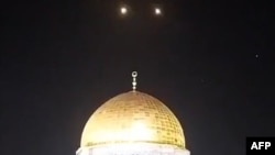 Ракети у небі над мечеттю Аль-Акса в Єрусалимі під час безпрецедентної повітряної ракетно-дронової атаки Ірану на Ізраїль увечері 13 квітня 2024 року