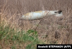 Російська авіабомба ФАБ-500, яка не розірвалася, у полі біля Очеретиного неподалік Авдіївки, 15 квітня 2024 року