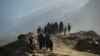 تعدادی از زنان و دختران در یکی از مناطق دور افتاده افغانستان 