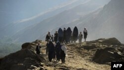 تعدادی از زنان و دختران در یکی از مناطق دور افتاده افغانستان 