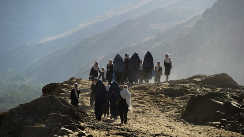 مسدود ماندن دروازه های مکاتب به روی دختران؛ «افغانستان به گورستان امیدهای دختران مبدل شده‌»