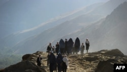 یو شمېر افغان نجونې چې اوس ترې طالبانو له شپږم ټولګي د پورته زده کړو حق هم اخیستی