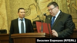  Борислав Сарафов (вляво) встъпва в служба като шеф на националното разследване за първи мандат в края на 2017 година пред погледа на някогашния основен прокурор Сотир Цацаров. 