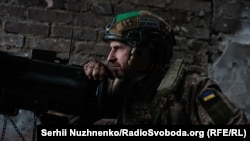 Український військовослужбовець у місті Бахмут Донецької області, 25 лютого 2023 року