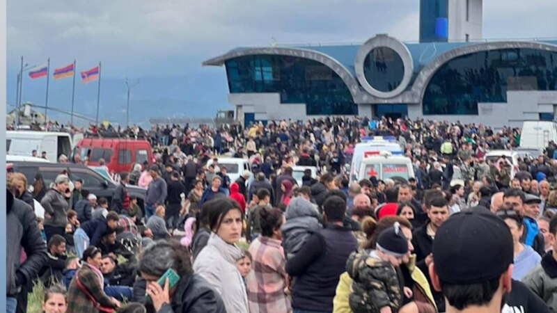 Uspaničeni etnički Jermeni na aerodromu u Karabahu