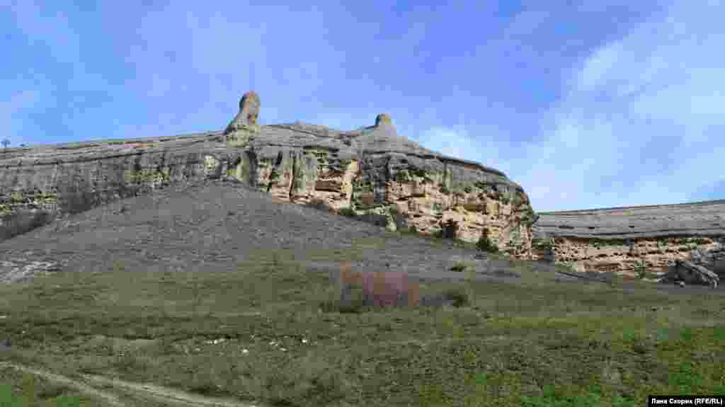 За жизнью села Сююрташ наблюдают каменные исполины