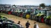 Земеделци стоят пред тракторите си по време на протест в Долни Богров край София през есента на 2023 г. Снимката е илюстративна.