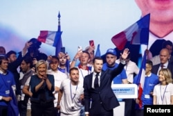 Extrema-dreaptă franceză l-a scos în față în ultima vreme pe tânărul Jordan Bardella (în centru, jos), mai fotogenic și mai puțin călătorit la Moscova decât veterana Marine le Pen. Intențiile sale reale față de Ucraina rămân incerte.