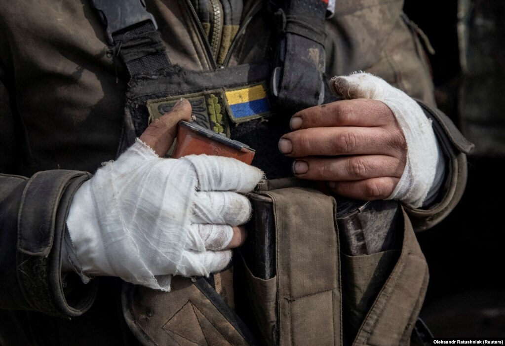 Duart e mbështjella me fasha të një ushtari të plagosur ukrainas.