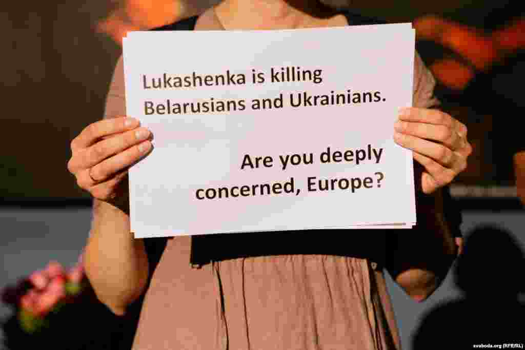 &laquo;Лукашэнка забівае беларусаў і ўкраінцаў. Вы глыбока занепакоеныя, Эўропа?&raquo;, &mdash; надпіс на плякаце.