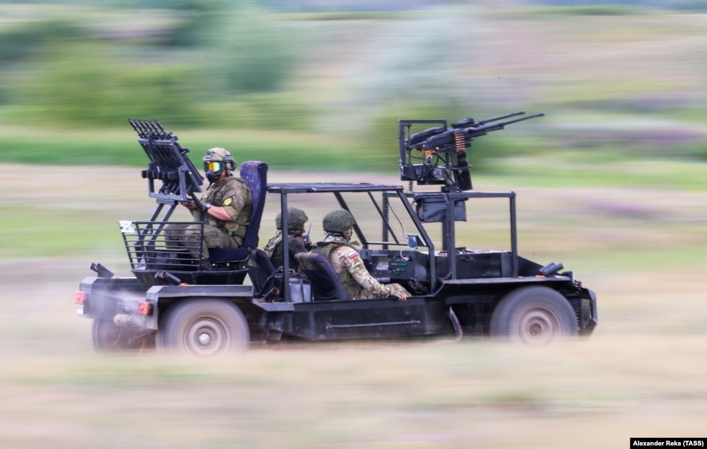 Një makinë Buggy antidron duke u testuar nga trupat ruse brenda Ukrainës në qershor të vitit 2024. Automjeti ka armë të shumta automatike të montuara dhe armë antidron të paspecifikuara.