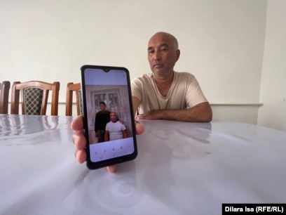 Олар веб-камерадағы бейнеде сиськилерін көрсетті.