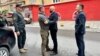 Ramo Isak, ministar unutrašnjih poslova Federacije Bosne i Hercegovine svečano dočekuje Mustafu Selmanovića, komandanta specijalne jedinice Federalne Uprave policije, nakon njegovog puštanja iz dvodnevnog pritvora, 25. april 2024.