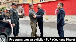 Ramo Isak, ministar unutrašnjih poslova Federacije Bosne i Hercegovine svečano dočekuje Mustafu Selmanovića, komandanta specijalne jedinice Federalne Uprave policije, nakon njegovog puštanja iz dvodnevnog pritvora, 25. april 2024.