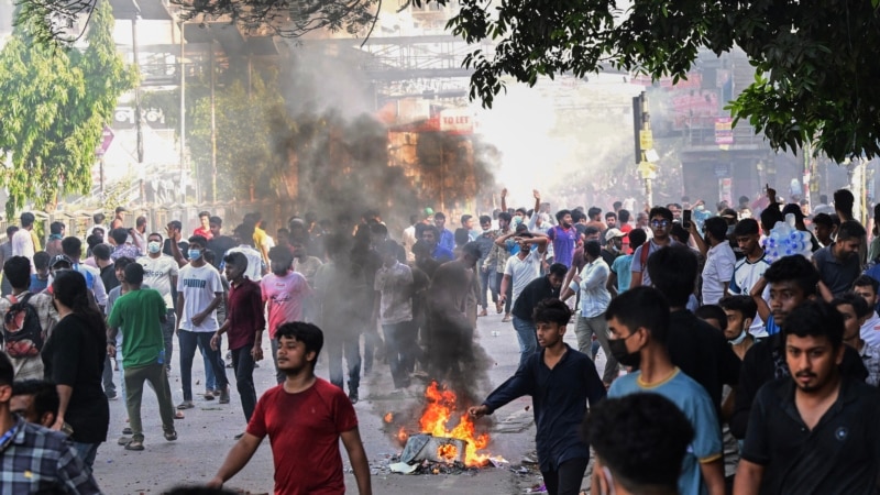 Демонстранти во Бангладеш ја запалија државната телевизија