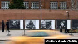 Вид на фотовыставку о войне России против Украины возле посольства США в Москве, Россия