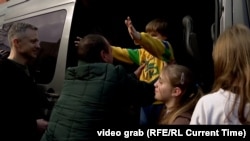 Момент повернення депортованих РФ дітей додому