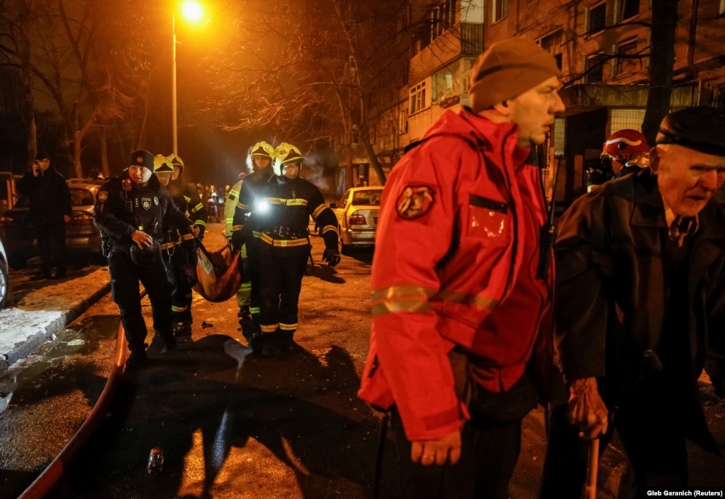 Il personale di emergenza trasporta un residente ferito a un'ambulanza in attesa.  I detriti hanno danneggiato le finestre e le porte di un ospedale pediatrico nel distretto di Dnipro a Kiev, anche se non ci sono stati feriti, ha scritto su Telegram il sindaco Vitali Klitschko.