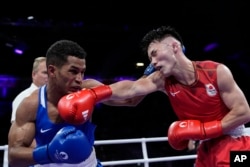  Японецът Шудай Харада (вдясно) се бие с Хавиер Ибанес в четвъртфиналния мач по бокс за мъже в категория до 57 кг на Летните олимпийски игри през 2024 година, събота, 3 август 2024 година 