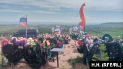 На переполненном кладбище в Краснокаменске сейчас разрешают хоронить только погибших на войне с Украиной