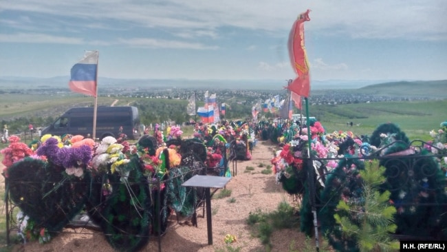 Në varrezat e mbipopulluara në Krasnokamensk, vetëm ata që vdiqën në luftën me Ukrainën tani lejohen të varrosen