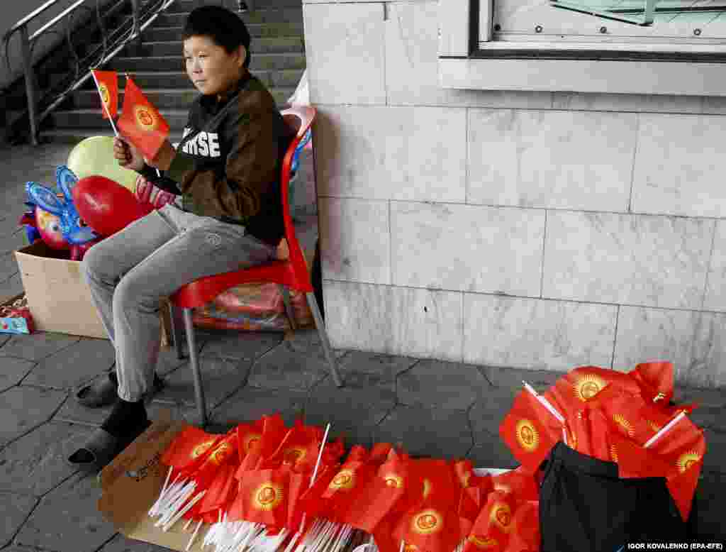 Un băiat kârgâz vinde steaguri într-o piață din Bișkek, pe 31 august 2023, când&nbsp;Kârgâzstan a marcat ziua independenței.&nbsp;Kârgâzstan a devenit independentă față de Uniunea Sovietică în 1991.