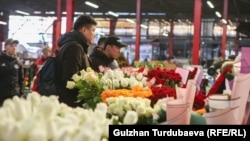 Продаже цветов на Ошском рынке накануне 8 Марта, Международного женского дня. 2023 год