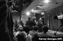 جیمی کارتر در جمع خبرنگاران در کنفرانس مطبوعاتی ۱۷ ژانویه ۱۹۷۹