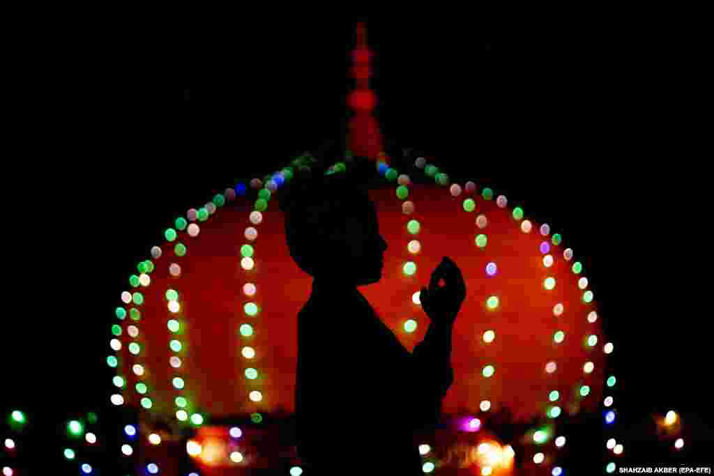 A Muslim devotee offers evening prayers marking the start of Islam&#39;s holy fasting month of Ramadan in Karachi, Pakistan, on March 11.