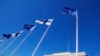 Знамиња на Финска и на НАТО пред Министерството за надворешни работи во Хелсинки
