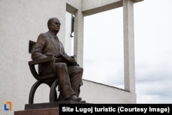 Statuia lui Iosif Constantin Drăgan în Lugojul natal. O piață și universitatea îi poartă numele.