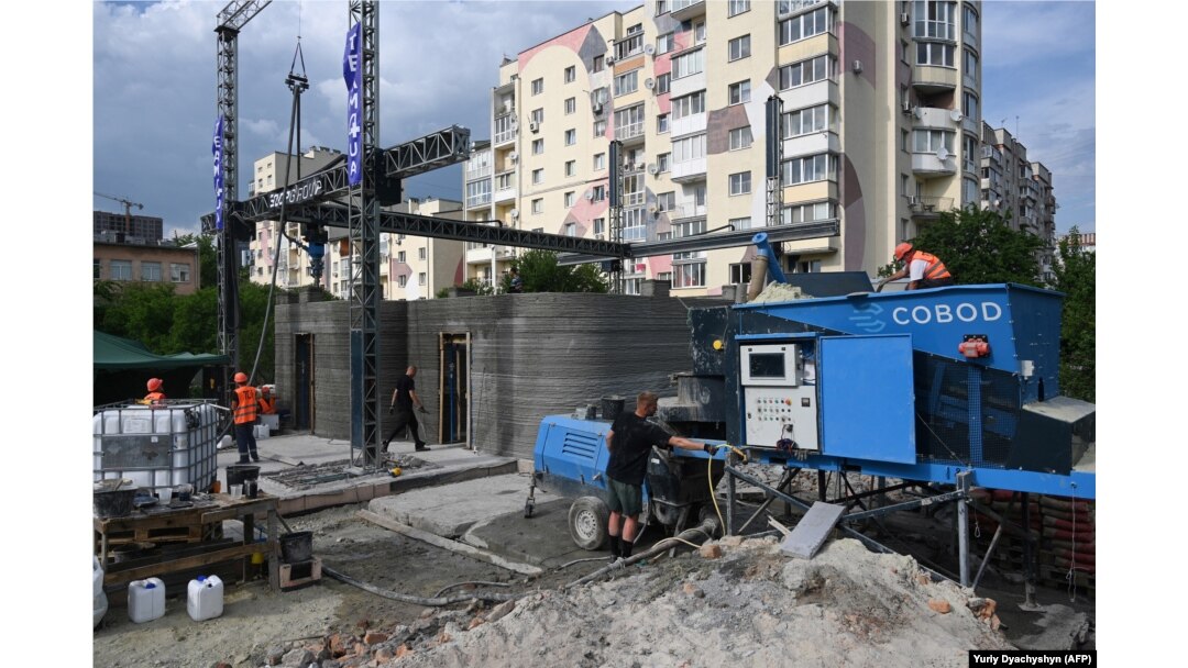 O școală imprimată 3D în curs de realizare la Liov, pe 24 mai 2023.