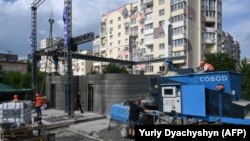 Строежът на 3D-принтираното училище в украинския град Лвов на 24 май.