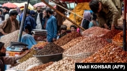 بازار فروش میوه های عیدی نیز در کابل و بسیاری از ولایات افغانستان کم رنگ شده است